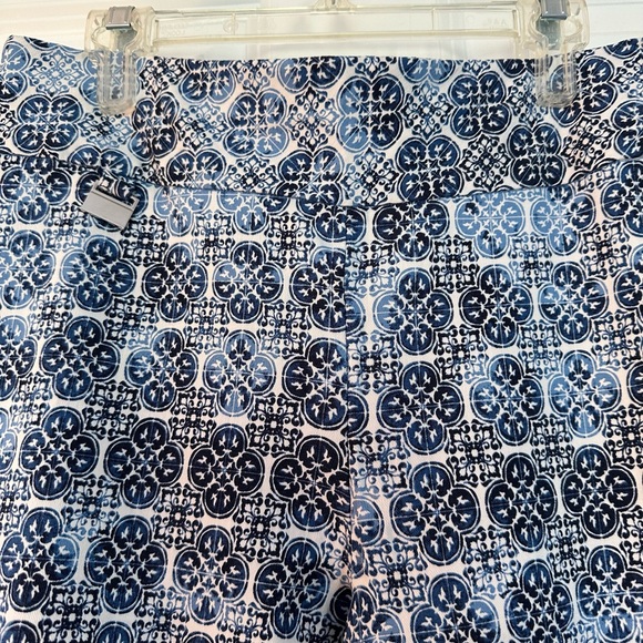 Alex and Olivia Pull on Size 10 Blue and White Geometric Print Capris - Picture 4 of 6